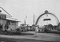 COLLECTIE TROPENMUSEUM De hoofdingang van de Koloniale Tentoonstelling in Semarang TMnr 60026659.jpg