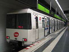 A 500 series train at Trinitat Nova station