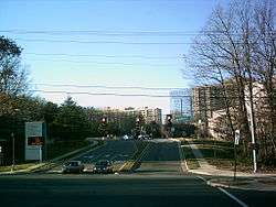 Big street with cars waiting at intersection